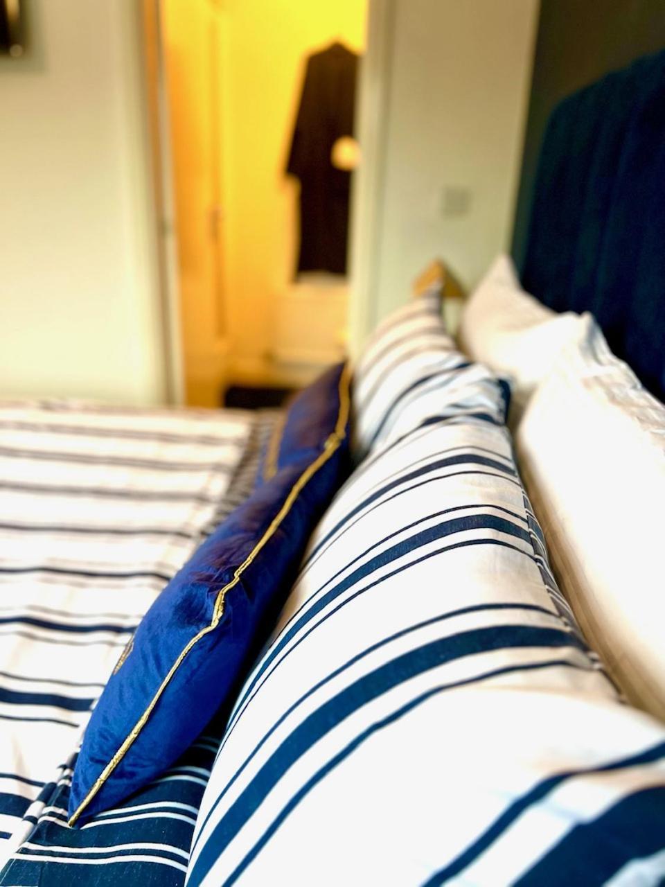 Dartford Kent Luxe Home -2 Mins From Dartford Crossing - Close To Town Centre & Station - 5 Bedroom Holiday Home - Fun Games & Free Parking-Sleeps 1 To 12 Екстериор снимка