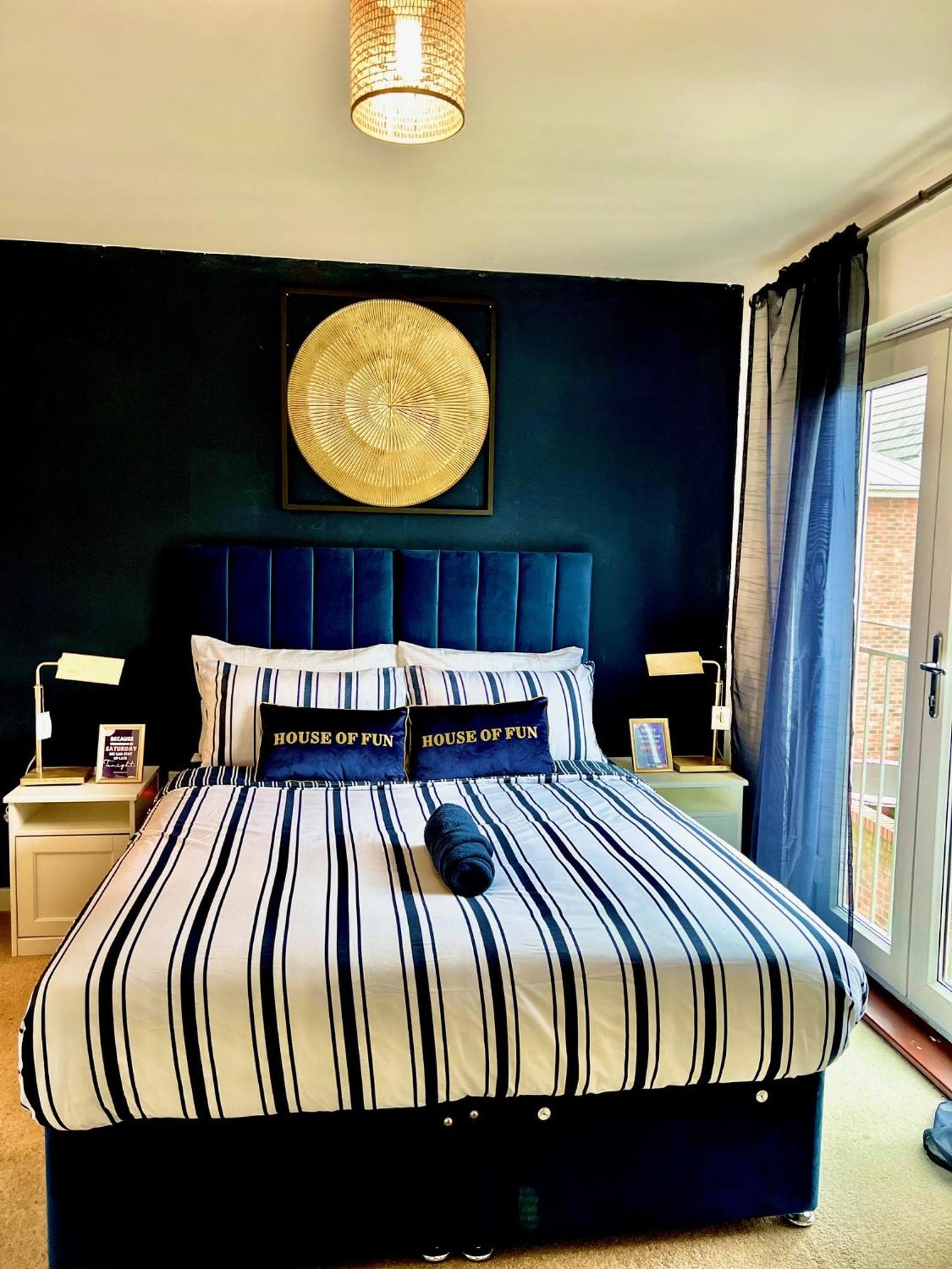 Dartford Kent Luxe Home -2 Mins From Dartford Crossing - Close To Town Centre & Station - 5 Bedroom Holiday Home - Fun Games & Free Parking-Sleeps 1 To 12 Екстериор снимка
