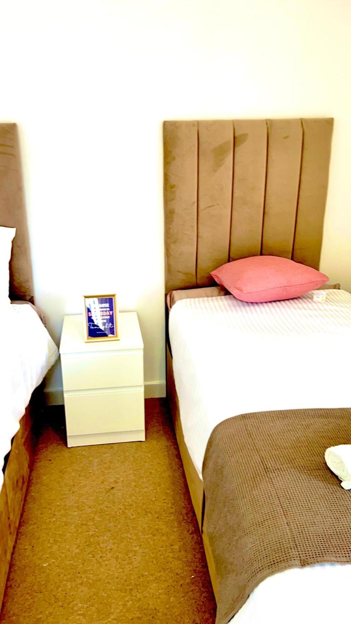 Dartford Kent Luxe Home -2 Mins From Dartford Crossing - Close To Town Centre & Station - 5 Bedroom Holiday Home - Fun Games & Free Parking-Sleeps 1 To 12 Екстериор снимка