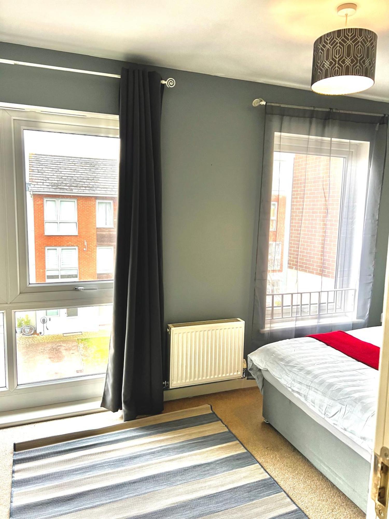 Dartford Kent Luxe Home -2 Mins From Dartford Crossing - Close To Town Centre & Station - 5 Bedroom Holiday Home - Fun Games & Free Parking-Sleeps 1 To 12 Екстериор снимка