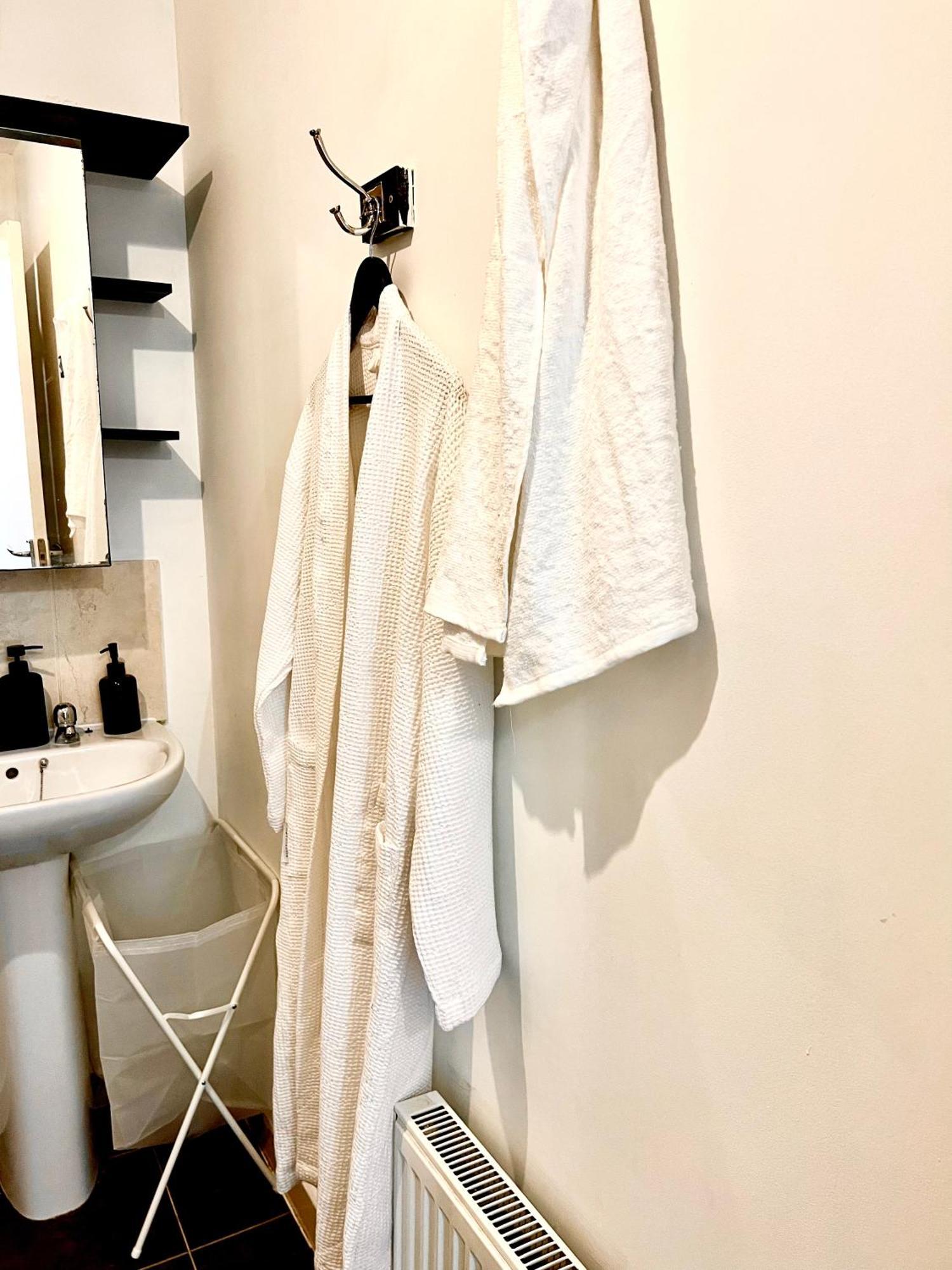 Dartford Kent Luxe Home -2 Mins From Dartford Crossing - Close To Town Centre & Station - 5 Bedroom Holiday Home - Fun Games & Free Parking-Sleeps 1 To 12 Екстериор снимка
