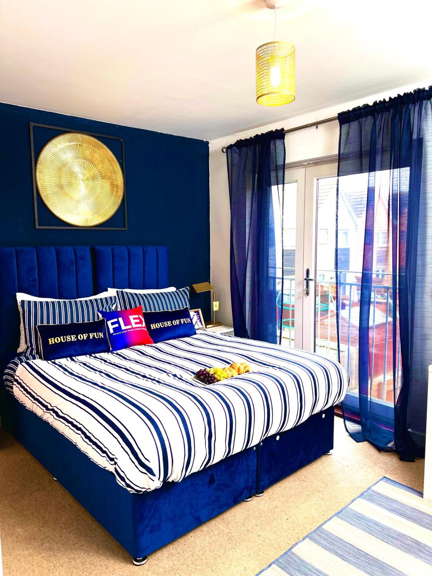 Dartford Kent Luxe Home -2 Mins From Dartford Crossing - Close To Town Centre & Station - 5 Bedroom Holiday Home - Fun Games & Free Parking-Sleeps 1 To 12 Екстериор снимка