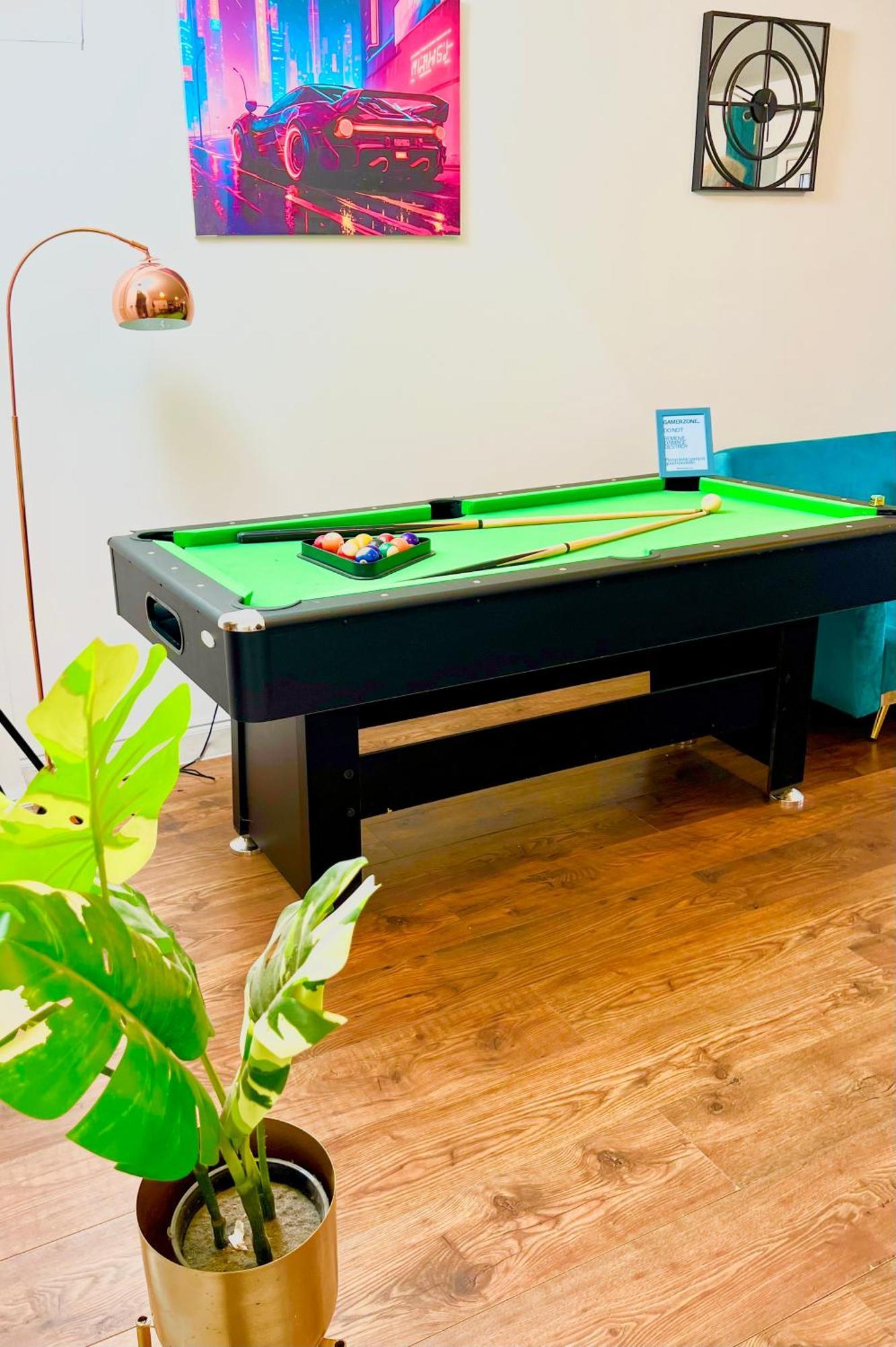 Dartford Kent Luxe Home -2 Mins From Dartford Crossing - Close To Town Centre & Station - 5 Bedroom Holiday Home - Fun Games & Free Parking-Sleeps 1 To 12 Екстериор снимка