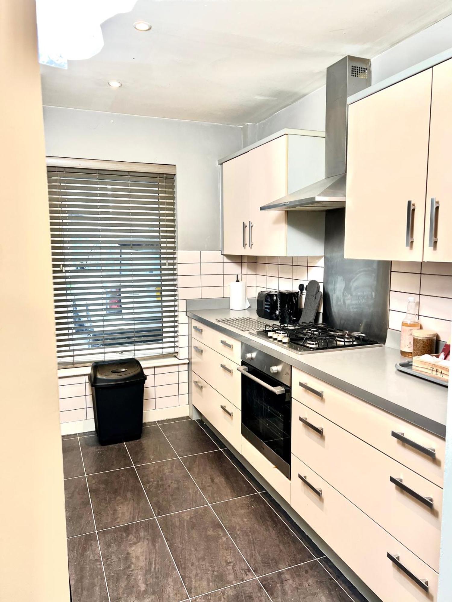 Dartford Kent Luxe Home -2 Mins From Dartford Crossing - Close To Town Centre & Station - 5 Bedroom Holiday Home - Fun Games & Free Parking-Sleeps 1 To 12 Екстериор снимка