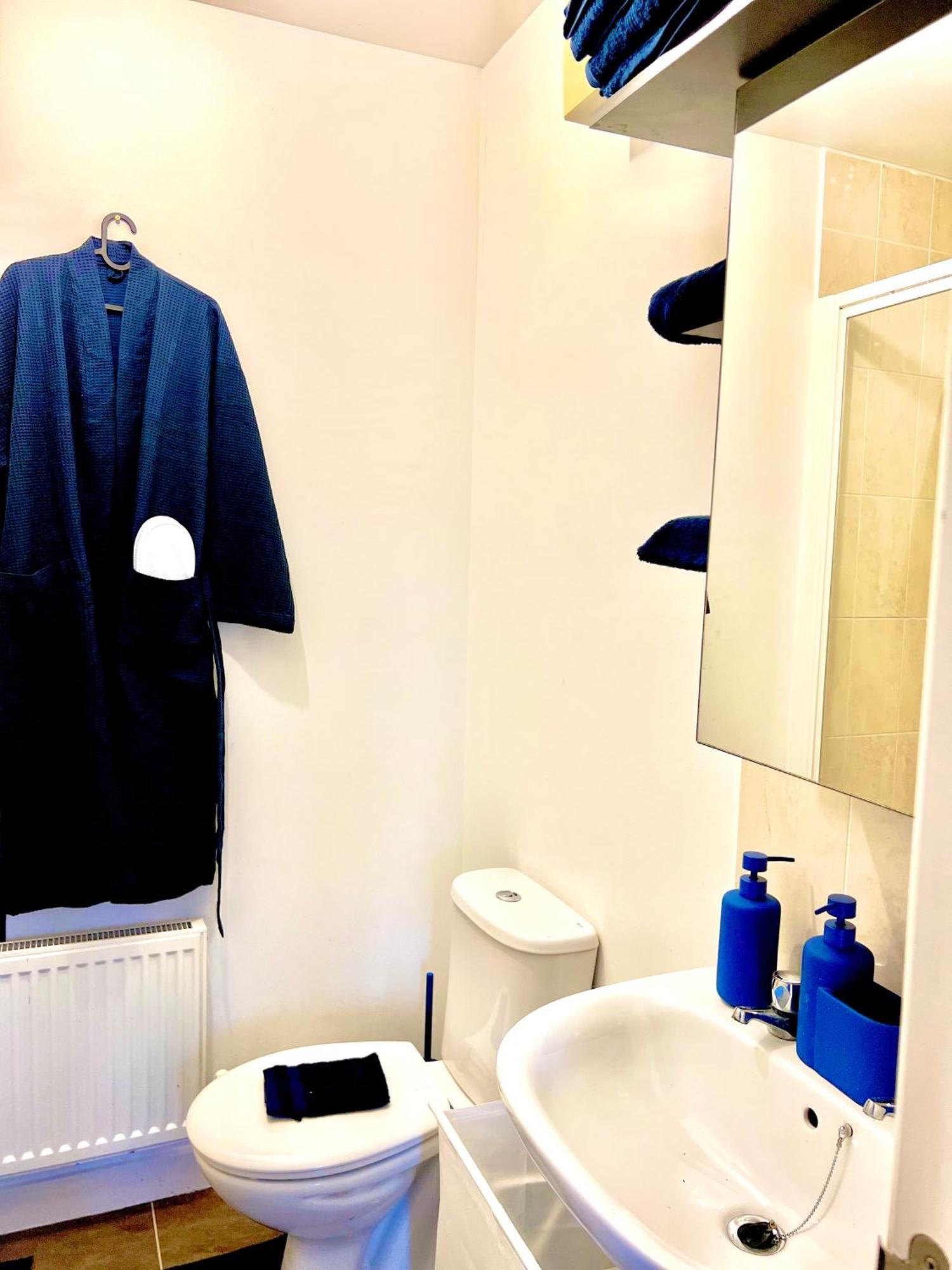 Dartford Kent Luxe Home -2 Mins From Dartford Crossing - Close To Town Centre & Station - 5 Bedroom Holiday Home - Fun Games & Free Parking-Sleeps 1 To 12 Екстериор снимка