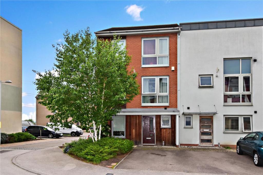Dartford Kent Luxe Home -2 Mins From Dartford Crossing - Close To Town Centre & Station - 5 Bedroom Holiday Home - Fun Games & Free Parking-Sleeps 1 To 12 Екстериор снимка