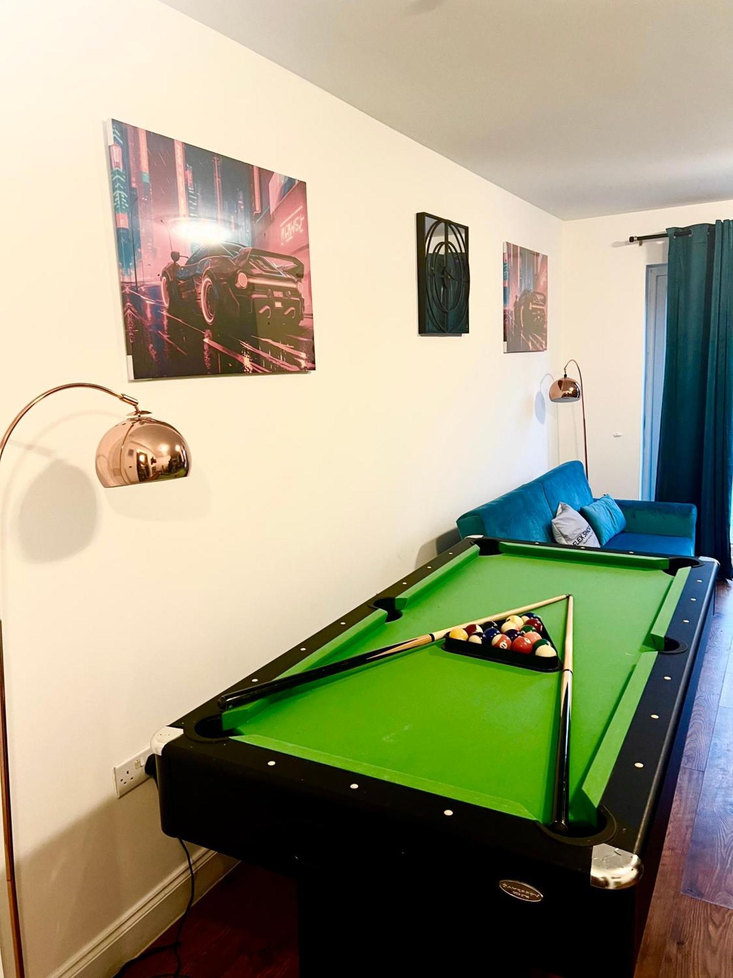 Dartford Kent Luxe Home -2 Mins From Dartford Crossing - Close To Town Centre & Station - 5 Bedroom Holiday Home - Fun Games & Free Parking-Sleeps 1 To 12 Екстериор снимка