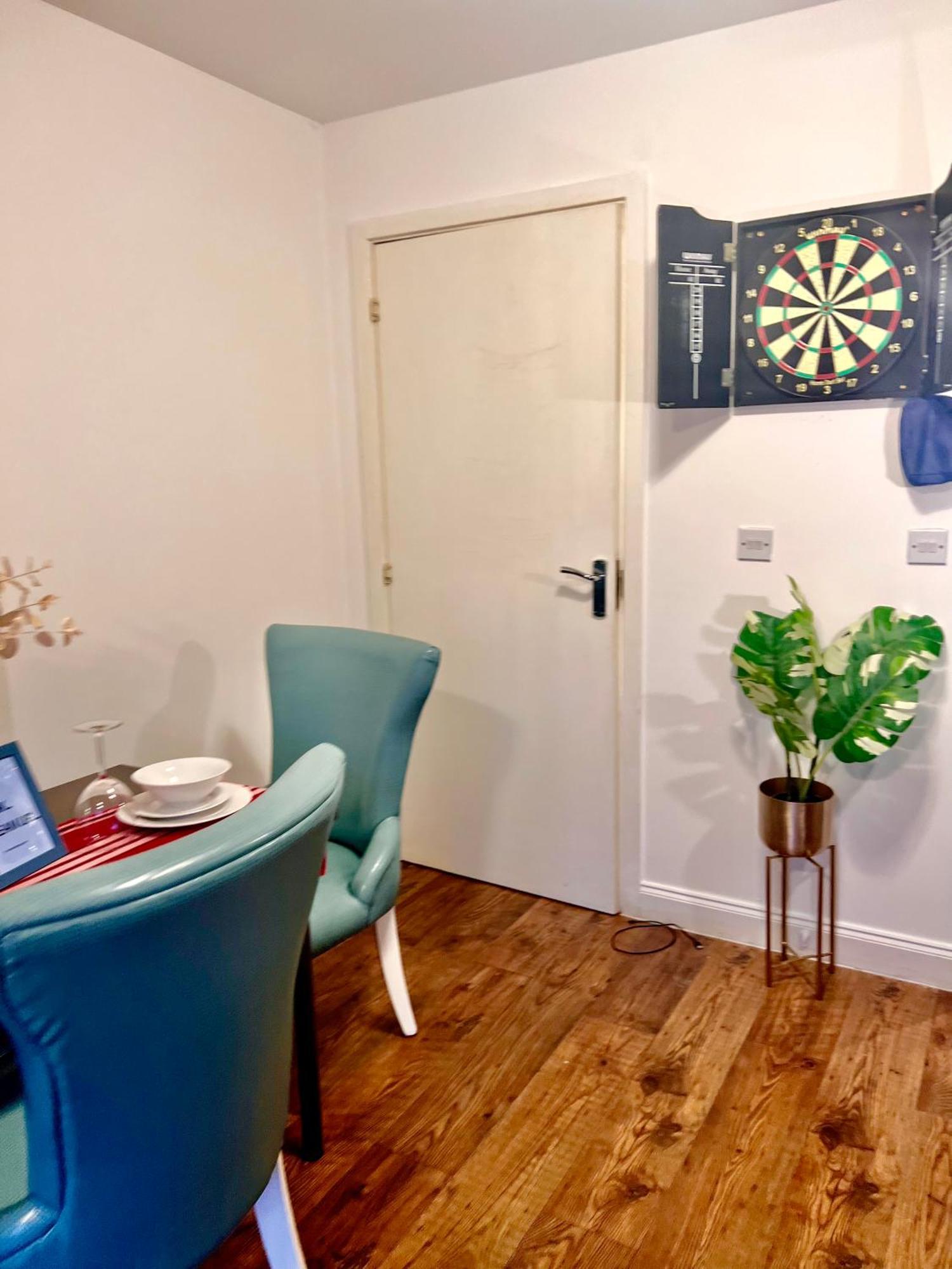 Dartford Kent Luxe Home -2 Mins From Dartford Crossing - Close To Town Centre & Station - 5 Bedroom Holiday Home - Fun Games & Free Parking-Sleeps 1 To 12 Екстериор снимка
