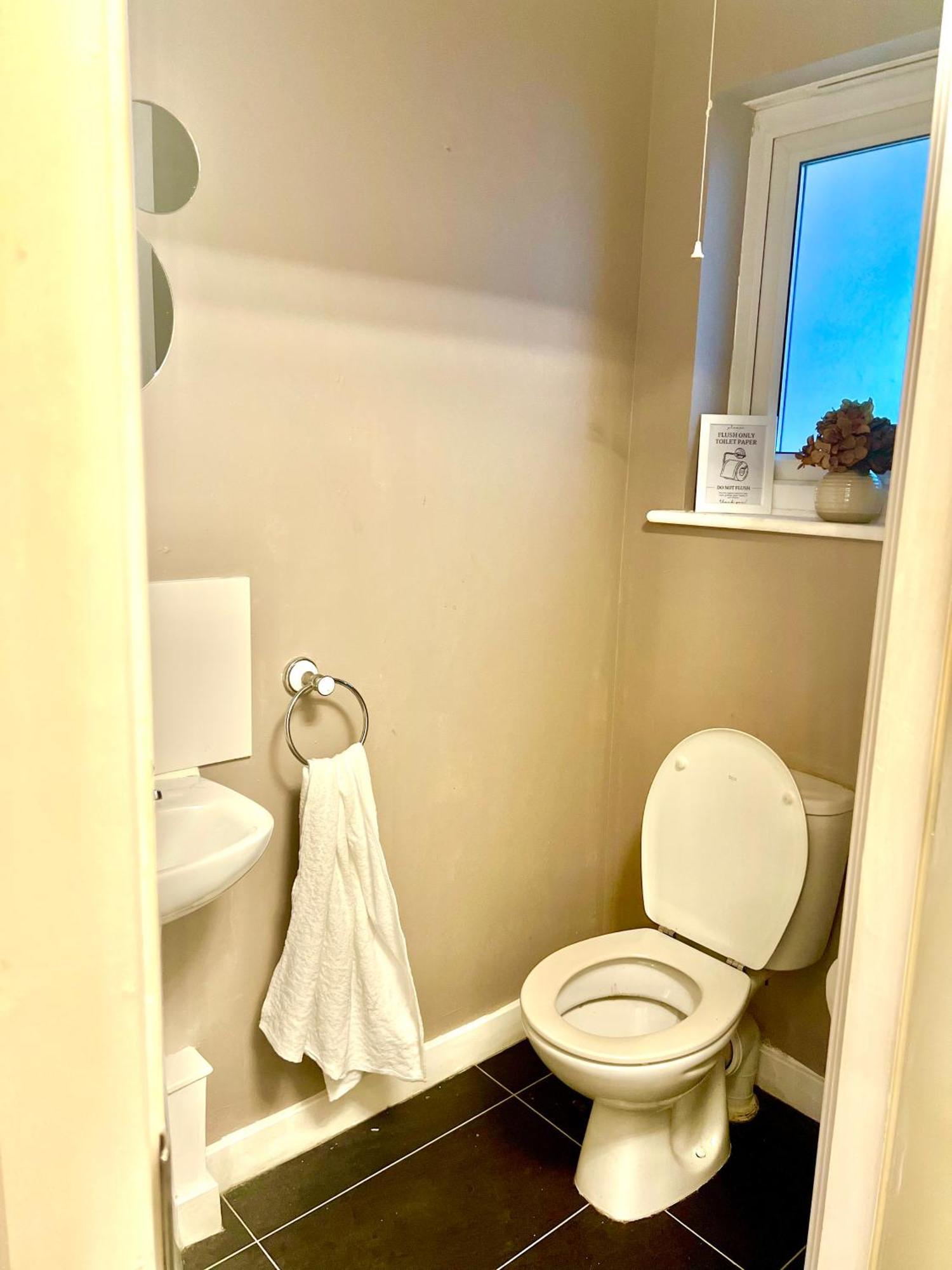 Dartford Kent Luxe Home -2 Mins From Dartford Crossing - Close To Town Centre & Station - 5 Bedroom Holiday Home - Fun Games & Free Parking-Sleeps 1 To 12 Екстериор снимка