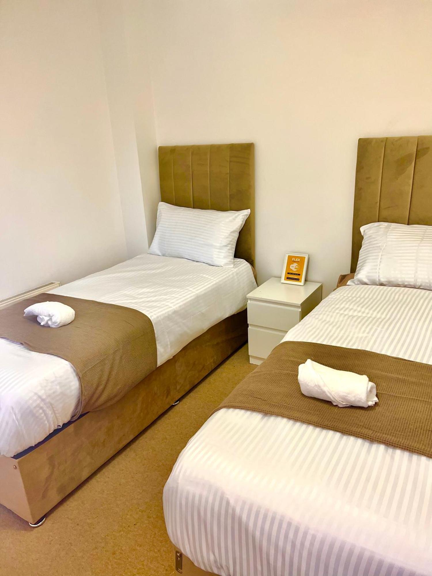 Dartford Kent Luxe Home -2 Mins From Dartford Crossing - Close To Town Centre & Station - 5 Bedroom Holiday Home - Fun Games & Free Parking-Sleeps 1 To 12 Екстериор снимка